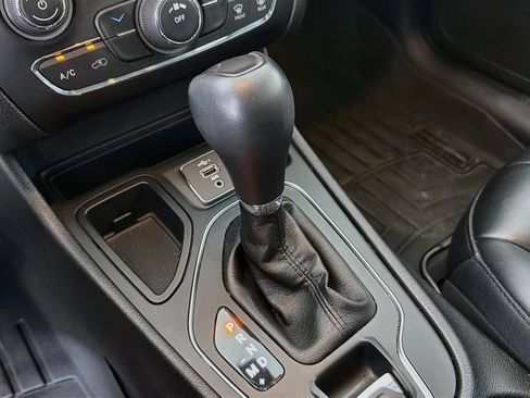 Used 2020 Jeep Cherokee Latitude Plus FWD image 21