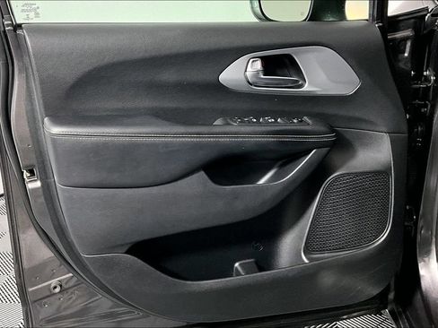 Used 2020 Chrysler Pacifica Touring w/ S Appearance Package FWD image 23