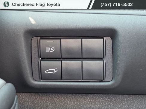 Used 2025 Toyota Highlander XLE image 11