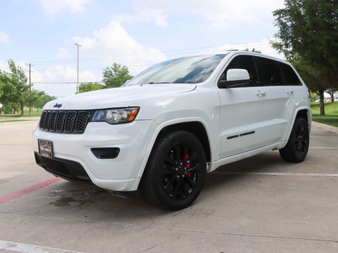 Used 2017 Jeep Grand Cherokee Altitude RWD image 3