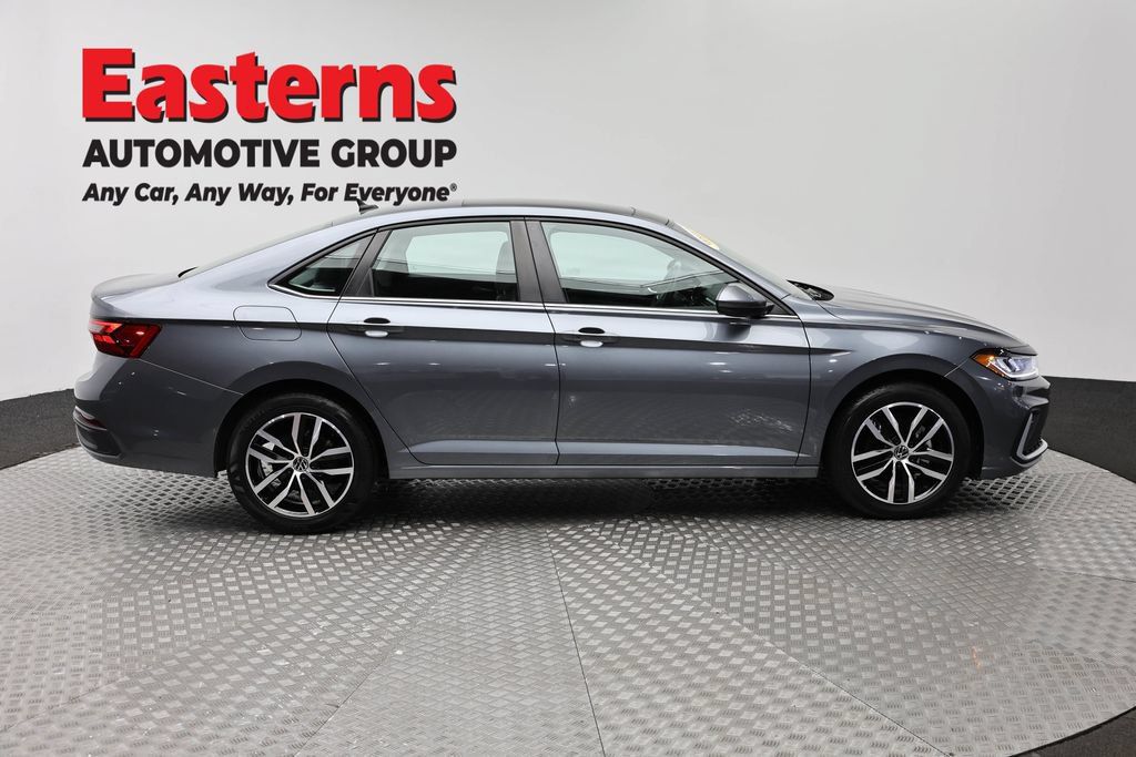 Used 2025 Volkswagen Jetta SE FWD image 4