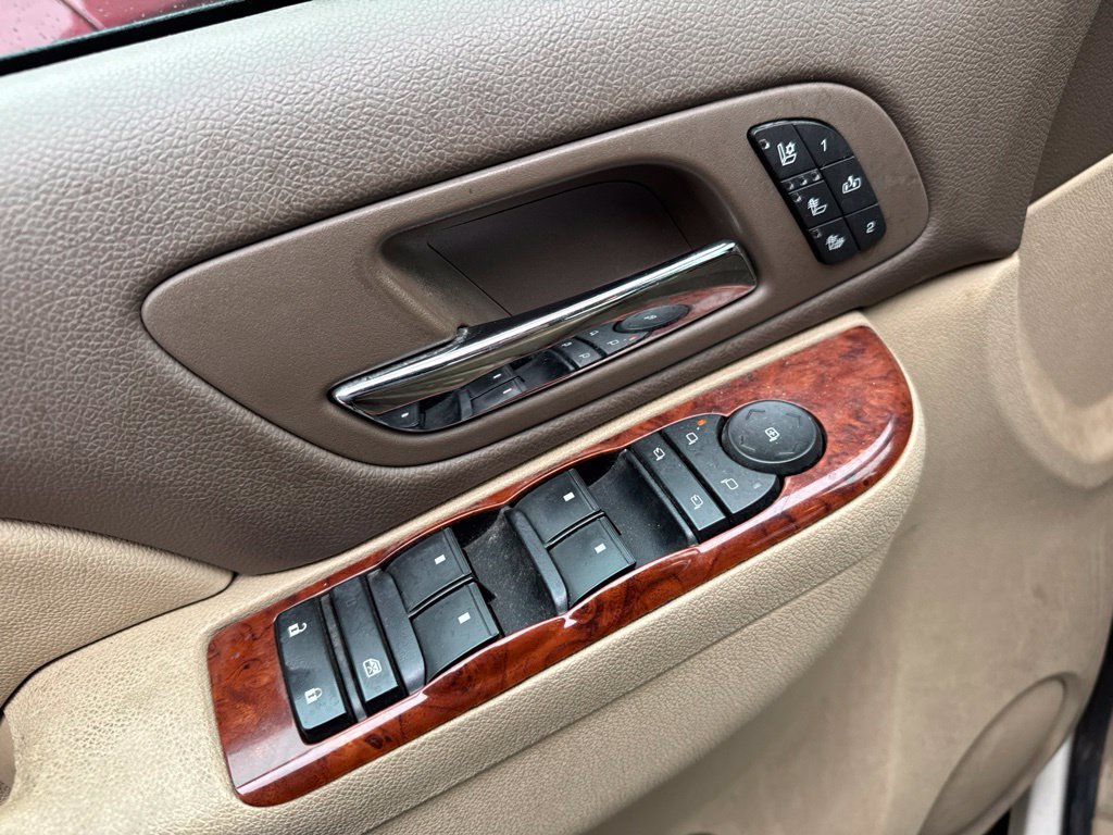 Used 2013 Chevrolet Avalanche LTZ AWD/4WD image 13