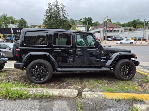 Used 2024 Jeep Wrangler Unlimited Sahara w/ Technology Group AWD/4WD image 5
