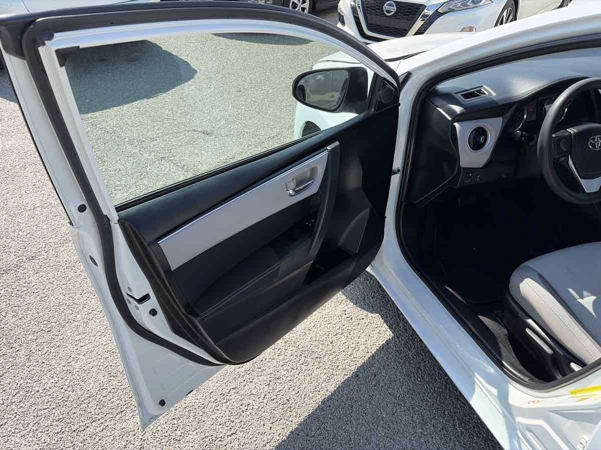 Used 2018 Toyota Corolla LE FWD image 6