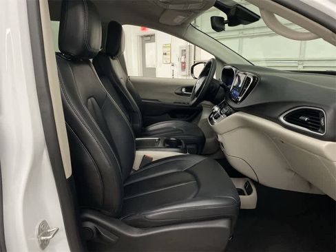Used 2024 Chrysler Pacifica Touring-L image 18