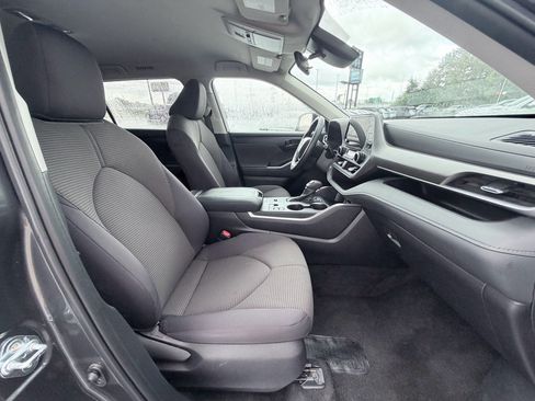 Used 2025 Toyota Highlander LE FWD image 24