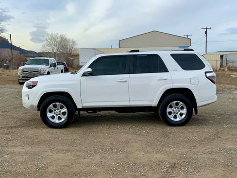 Used 2022 Toyota 4Runner SR5 Premium image 2