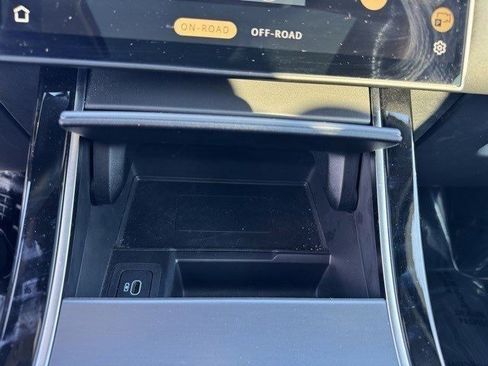 Used 2025 Land Rover Range Rover Velar Dynamic SE image 21