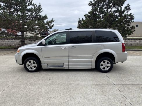 Used 2010 Dodge Grand Caravan SXT image 4