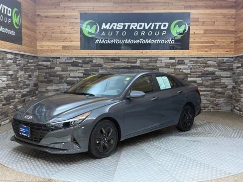 Used 2023 Hyundai Elantra SEL w/ Preferred Accessory Package FWD image 3