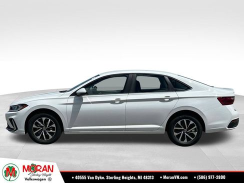 Used 2026 Volkswagen Jetta SE FWD image 2