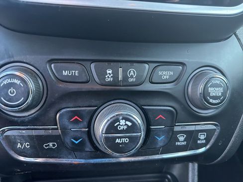 Used 2019 Jeep Cherokee Limited image 20