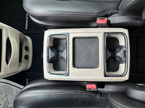 Used 2014 Chrysler Town & Country Touring FWD image 23
