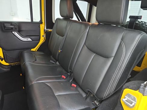 Used 2015 Jeep Wrangler Unlimited Rubicon w/ Connectivity Group image 13