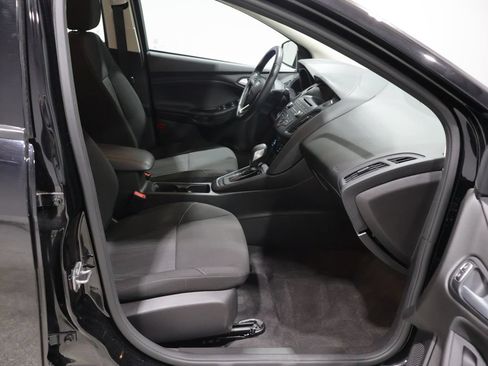 Used 2017 Ford Focus SE w/ Cold Weather Package FWD image 21
