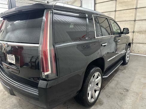 Used 2017 Cadillac Escalade Luxury AWD/4WD image 6