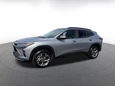 Used 2025 Chevrolet Trax LT w/ LT Convenience Package FWD image 8