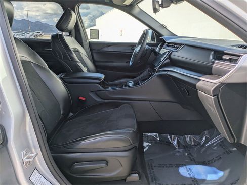 Used 2024 Jeep Grand Cherokee L Laredo image 33