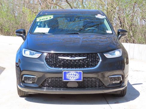 Used 2023 Chrysler Pacifica Touring-L FWD image 16