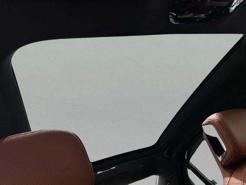 Used 2025 BMW 740i w/ Premium Package image 32