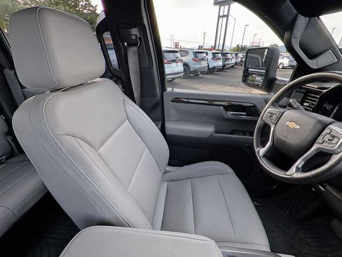 Used 2022 Chevrolet Silverado 1500 LT AWD/4WD image 9