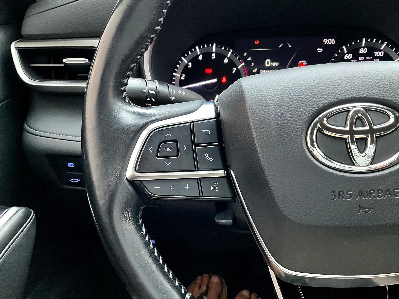 Used 2020 Toyota Highlander XLE AWD/4WD image 11