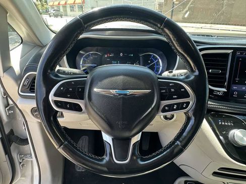 Used 2021 Chrysler Pacifica Touring-L FWD image 14