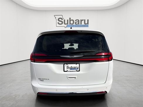 Used 2023 Chrysler Pacifica Touring-L image 6