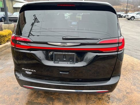 Used 2024 Chrysler Pacifica Touring-L FWD image 6
