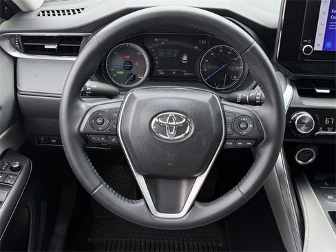 Used 2023 Toyota Venza LE image 12