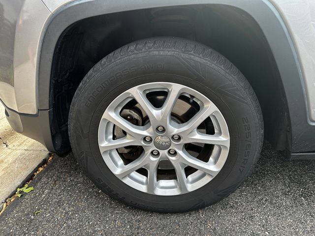 Used 2014 Jeep Cherokee Latitude w/ Cold Weather Group AWD/4WD image 3