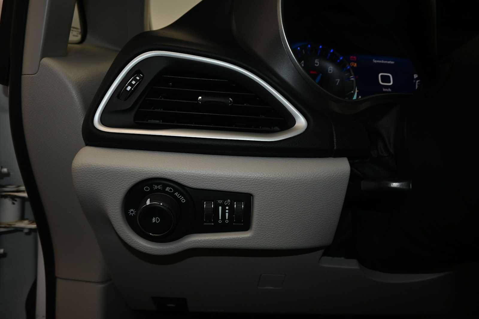 Used 2023 Chrysler Pacifica Touring-L FWD image 15