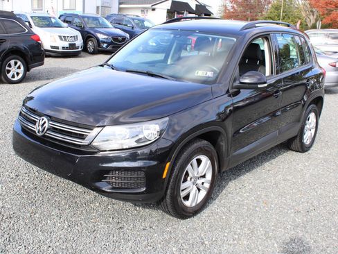 Used 2017 Volkswagen Tiguan S image 2