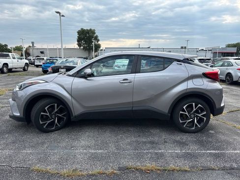 Used 2018 Toyota C-HR XLE FWD image 3