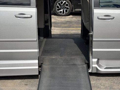Used 2016 Dodge Grand Caravan SXT w/ UConnect Hands-Free Group FWD image 12