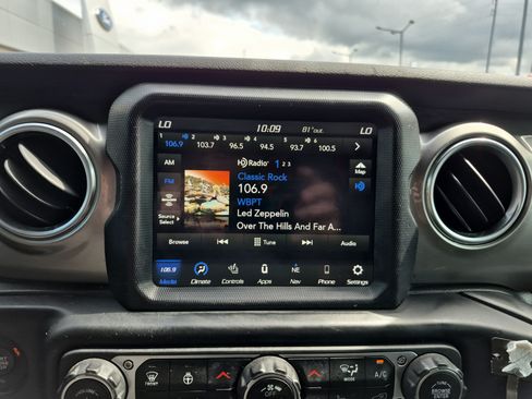 Used 2020 Jeep Gladiator Overland AWD/4WD image 32