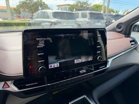 Certified 2022 Toyota Sienna Platinum FWD image 25