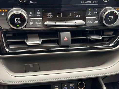 Used 2022 Toyota Highlander XLE image 23