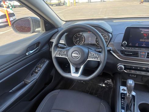 Used 2025 Nissan Altima 2.5 SV FWD image 34