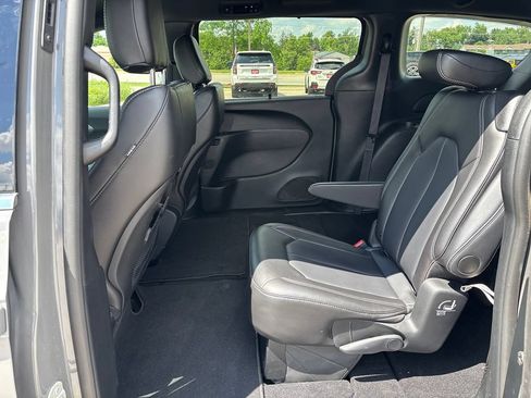 Used 2025 Chrysler Pacifica Select FWD image 27