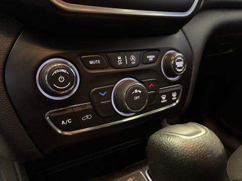 Used 2019 Jeep Cherokee Latitude w/ Popular Appearance Group image 21