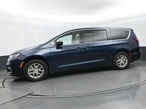 Used 2025 Chrysler Pacifica Select FWD image 5