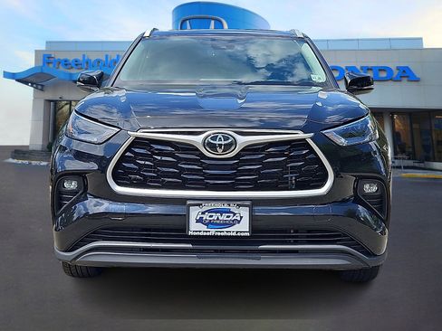 Used 2022 Toyota Highlander XLE image 2