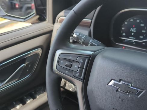 Used 2023 Chevrolet Tahoe Z71 w/ Z71 Off-Road Package AWD/4WD image 19