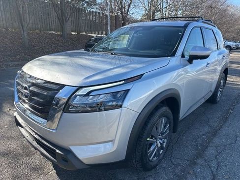 New 2025 Nissan Pathfinder SV image 3