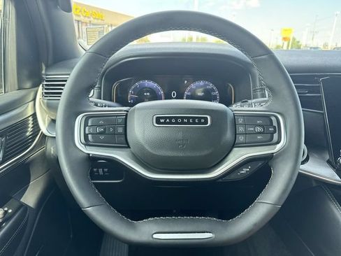 Used 2025 Jeep Wagoneer 4WD image 14
