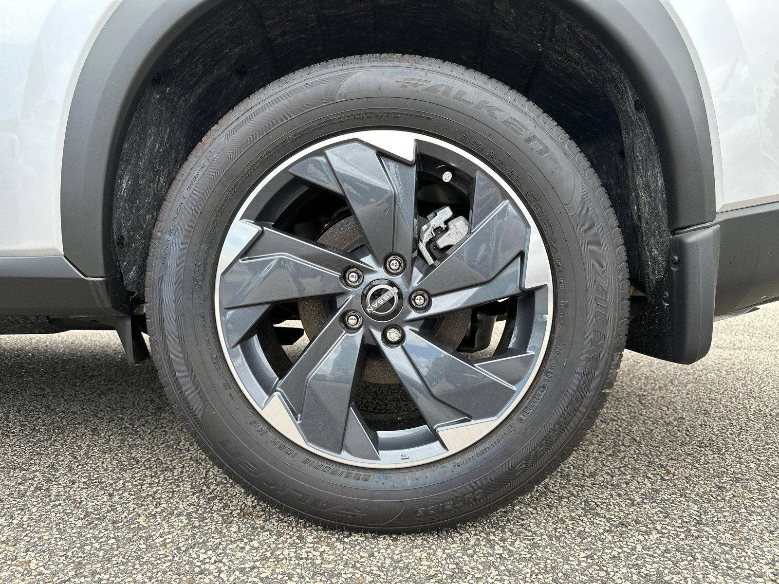 Used 2025 Nissan Rogue SV FWD image 21