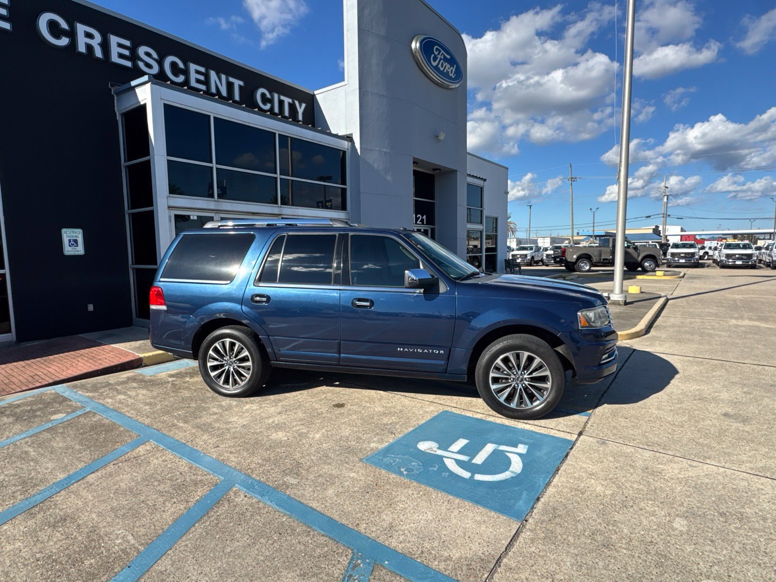 Used 2017 Lincoln Navigator Select RWD image 3