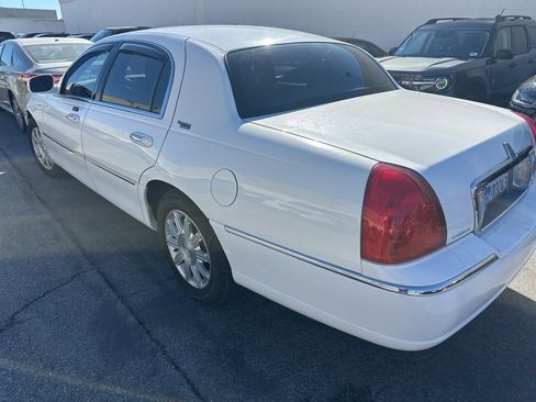 Used 2010 Lincoln Town Car Signature Limited image 3