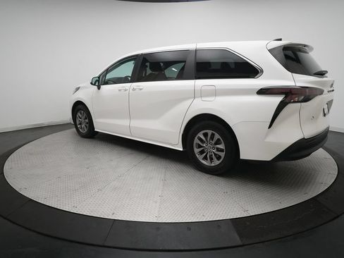 Used 2023 Toyota Sienna LE FWD image 32